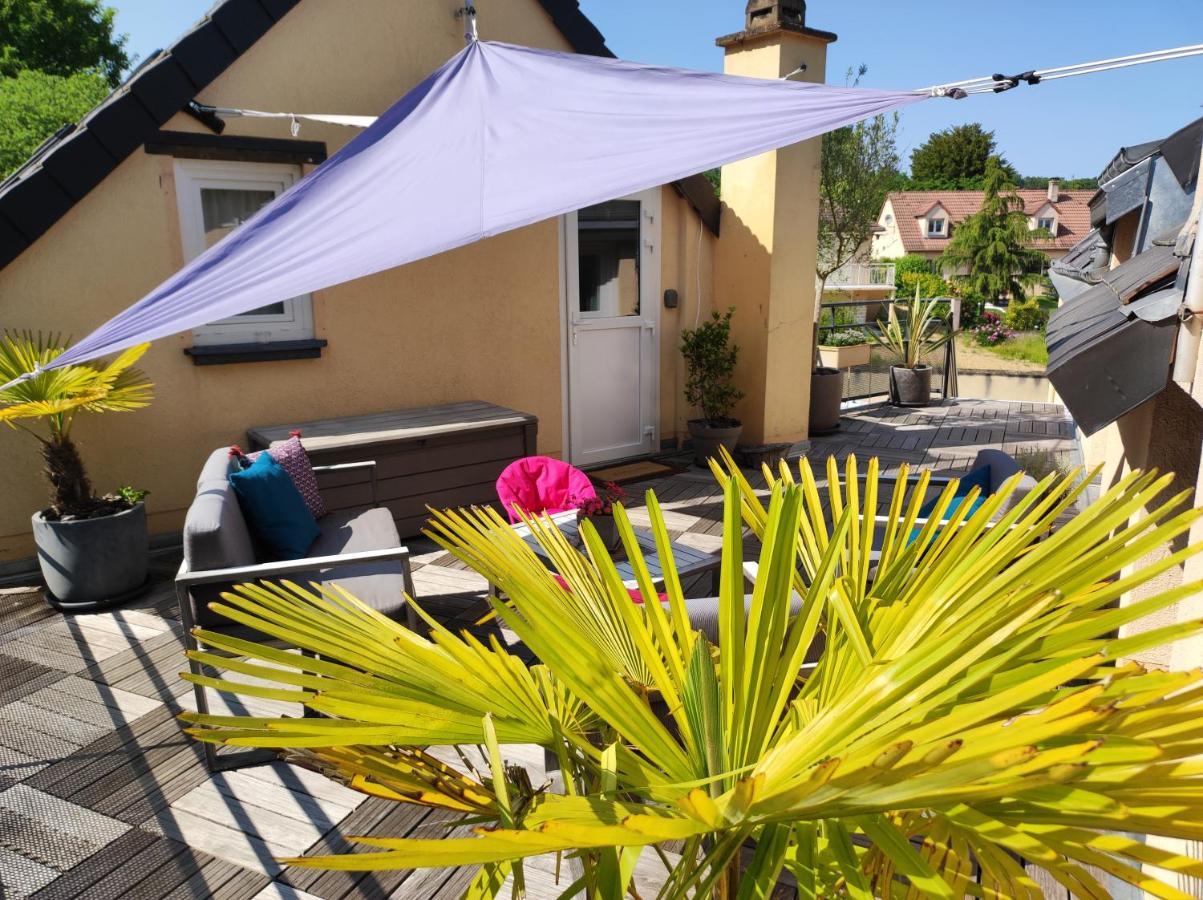 Le Rooftop De La Fontaine Dans Cadre Verdoyant Luisant